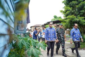 Pulihkan Aktifitas Warga, Rico Waas Tinjau Jembatan Perlintasan Kereta Api di Gang Damai