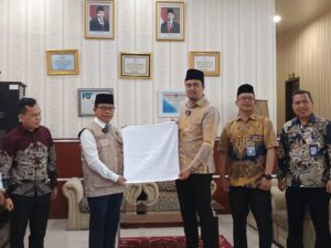 Bagikan 5974 Handuk Untuk Jamaah Calhaj Embarkasi Medan, Ardian Surbakti: Mohon Doakan Tirtanadi Terus Amanah Layani Masyarakat