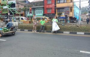 Satpol PP Karo Bersihkan Spanduk di Jalur Utama Kota Berastagi