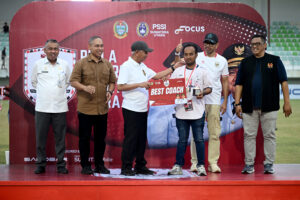 Payabakung United Juara Liga 4 Sumut, Wagub Surya Serahkan Trofi Piala Gubernur