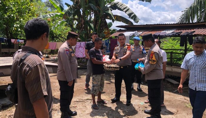 Pasca Angin Kencang di Pulo Jantan Labura, Kapolsek NA IX-X Turun Langsung Berikan Bantuan dan Bersihkan Puing Rumah Warga