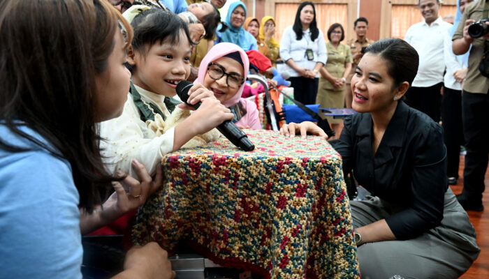 Kahiyang Ayu Serahkan Kursi Roda Adaptif di Simalungun
