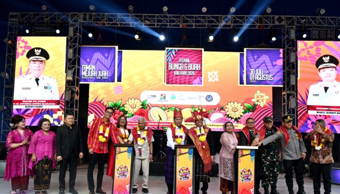 Festival Bunga dan Buah 2026, Wagubsu, Menkop dan Bupati Lepas Pawai di Berastagi
