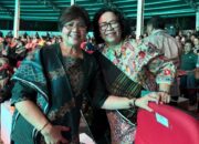 Ketua Umum Wanita Karo Indonesia (WKI) Prof Maria Kaban, SH MHum berfoto bersama Ketua TP PKK Kabupaten Karo Roswitha Bukit, SE, Ak, MSi, CA pada acara Malam Pagelan Budaya Karo dan Peluncuran aplikasi SADA SAPO oleh Bupati Karo di Gedung Keong Tapian Daya PRSU ke-50, Jalan Gatot Subroto Medan, Kamis (16/07/2026) malam. (Foto. Asarpua.com/tim)
