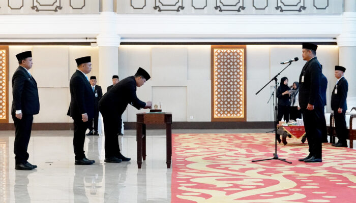 Bobby Nasution Lantik 8 Pejabat Eselon II, Illyan Chandra Simbolon Jadi Kadisnaker Sumut