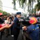 Pemko Medan Bagikan Bendera Kepada Warga Medan