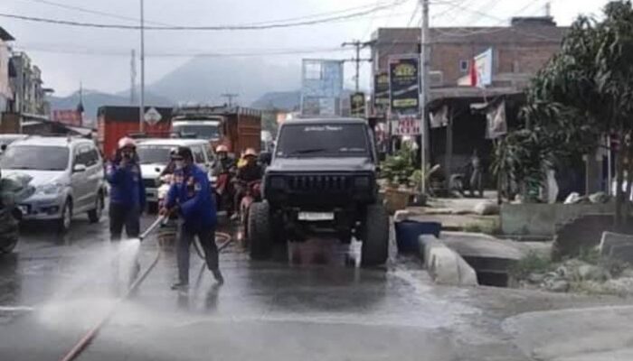 Pemkab Karo Gerak Cepat Siraman Jalan Terdampak Abu Vulkanik Erupsi Gunung Sinabung