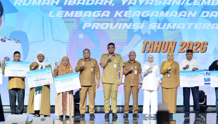 Bobby Nasution Serahkan Hibah kepada 567 Penerima, Rumah Ibadah hingga Mahasiswa Dapat Bantuan