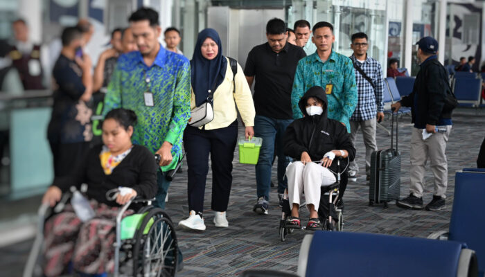 Bobby Nasution Berangkatkan Pasien Terduga Korban MBG Karo ke Jakarta untuk Penanganan Lebih Lanjut