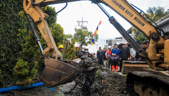 Rico Waas Bersama Warga di Marelan, Gotong Royon Benahi Drainaseg