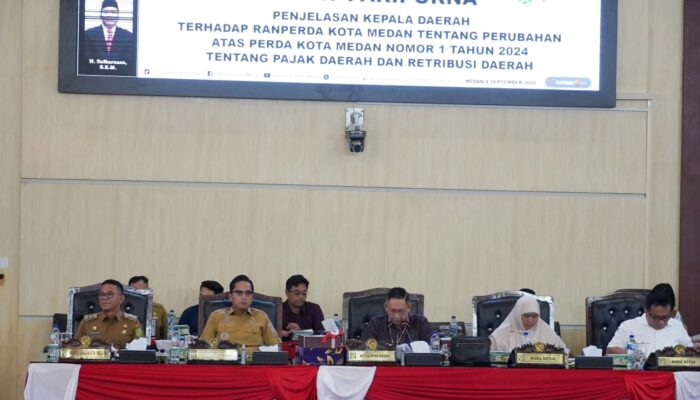Rico Waas Sampaikan Penjelasan Revisi Perda Pajak dan Retribusi ke DPRD