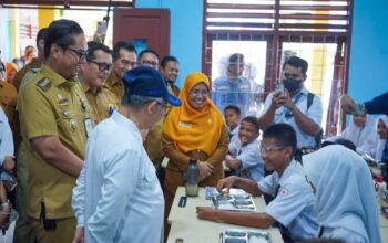 Bersama Mendikdasmen, Rico Waas Tinjau SMPN 16, Meubelair Rusak Diganti Tahun Ini