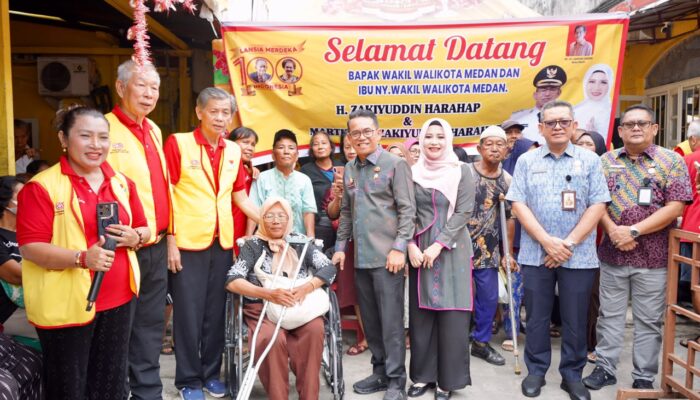 Zakiyuddin Harahap Ikut Ambilkan Makanan untuk Lansia di Jalan Lombok