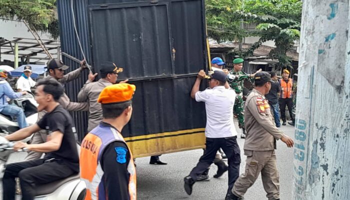 Berdiri di Trotoar, Kios Pedagang di Kawasan Stasiun Rantauprapat Dibongkar Petugas