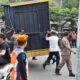 Berdiri di Trotoar, Kios Pedagang di Kawasan Stasiun Rantauprapat Dibongkar Petugas