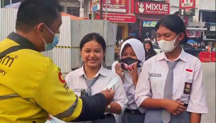 Wujud Kepedulian Dampak Karhutla, Maxim Bagikan 500 Masker Gratis untuk Masyarakat Balige