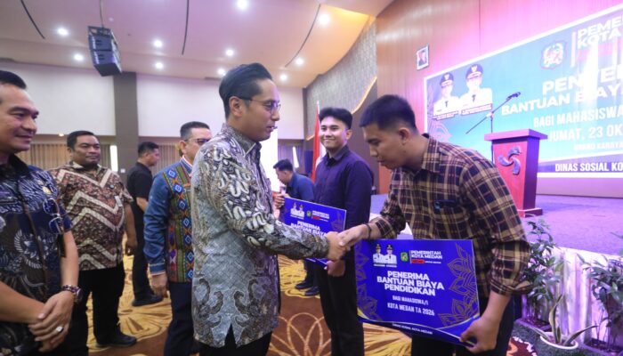 Dari Pajak Rakyat untuk Masa Depan, Rico Waas Serahkan Bantuan Biaya Pendidikan Untuk 214 Mahasiswa