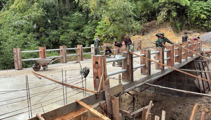 Kodim 0205/TK Bangun Jembatan Beton di Karo, Progres Capai 60%